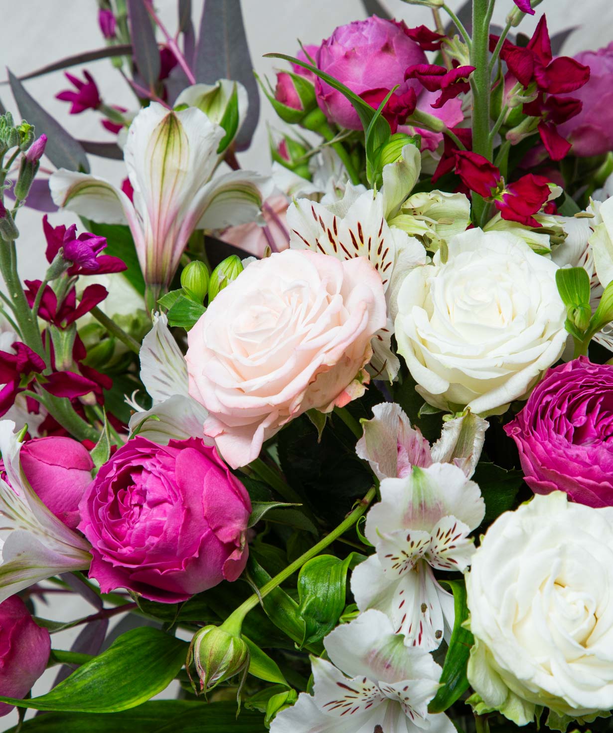 Ծաղկեփունջ «Տեներիֆե» փնջային վարդերով և ալստրոմերիաներով