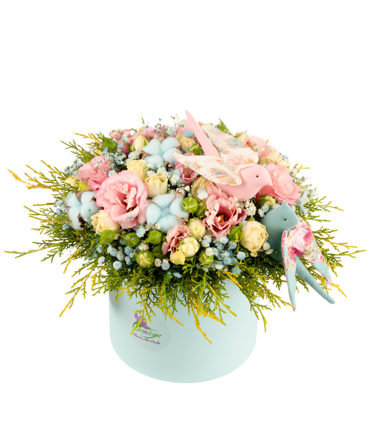 Composition `Niebla` with spray roses and lisianthus