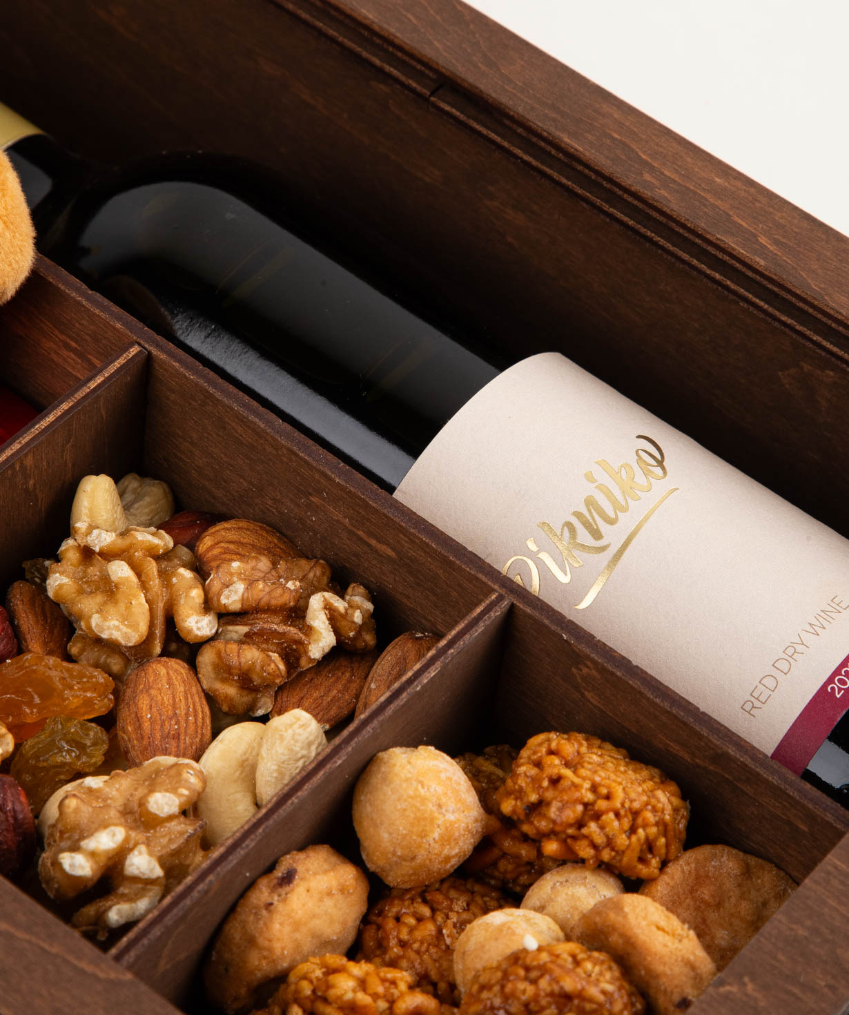 Gift box «Pikniko» with wine, sweets and a toy №2