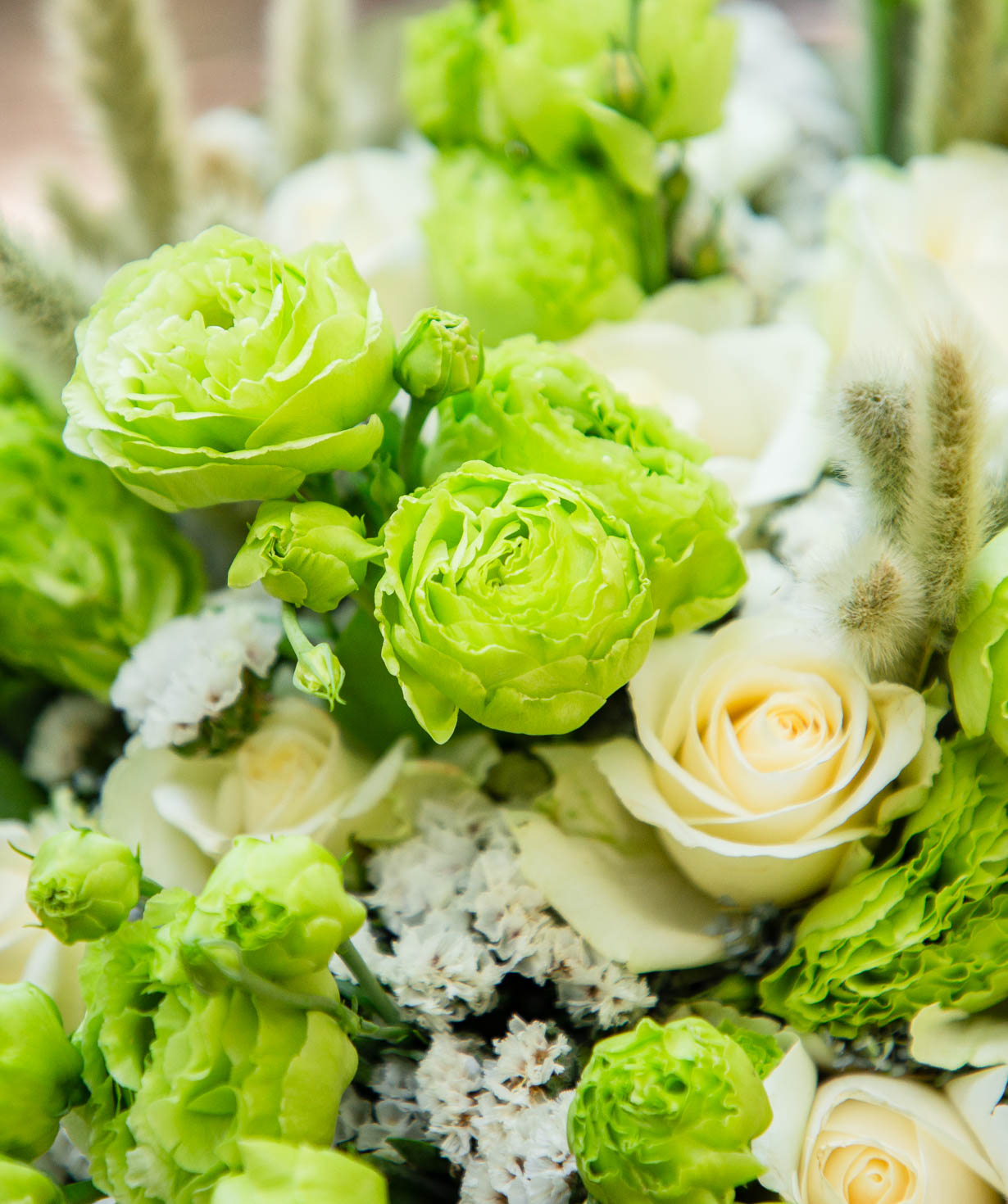 Bouquet «Obu» with roses and lisianthuses