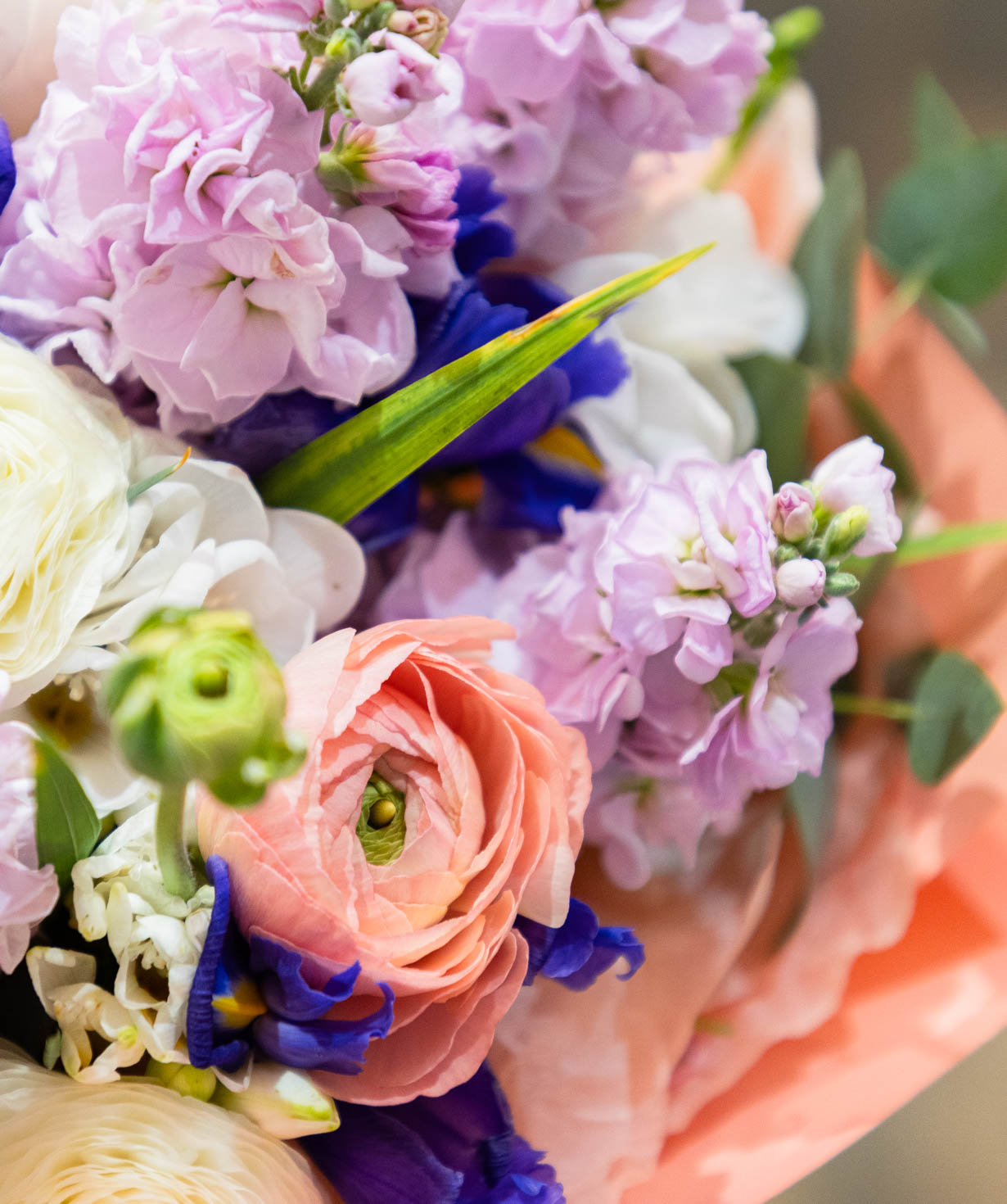 Букет «Barlatte» с лютиками и маттиолами