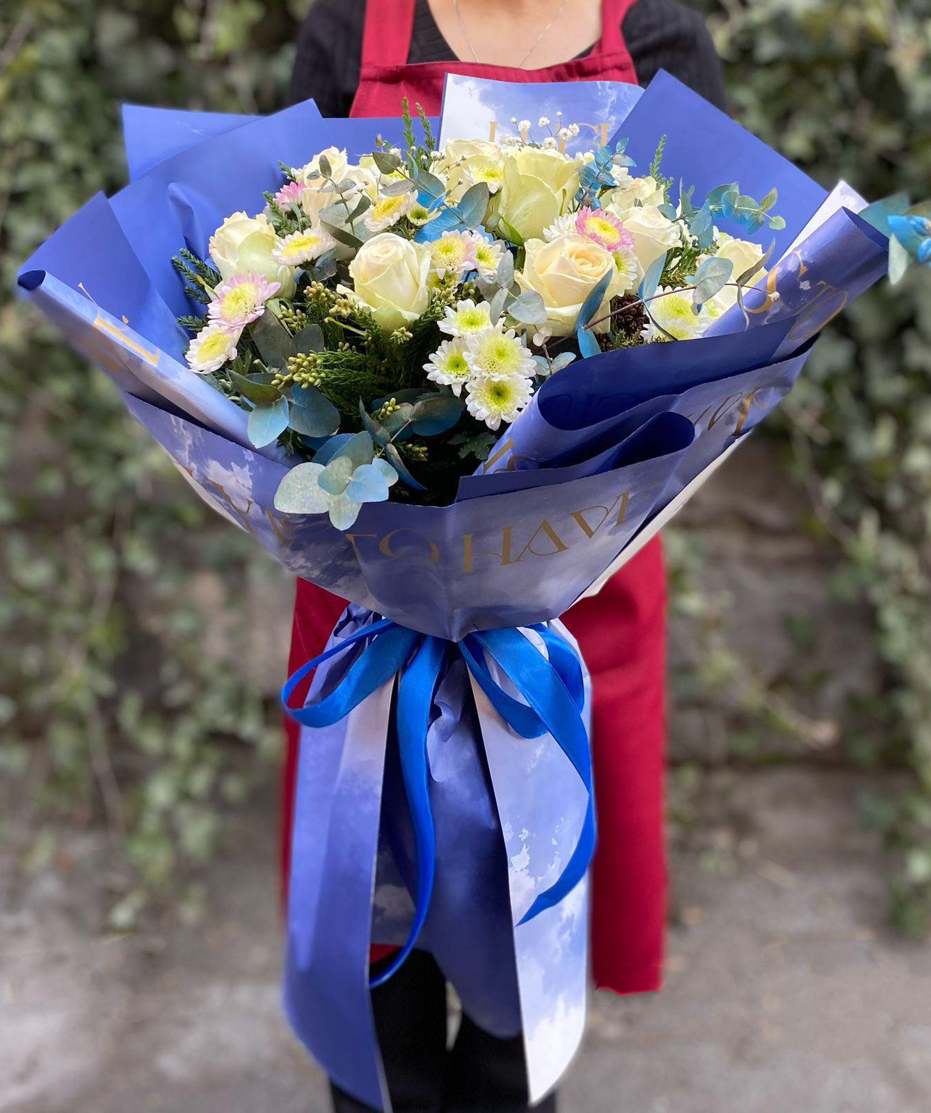Букет ''Кингерсайм'' с розами и хризантемами