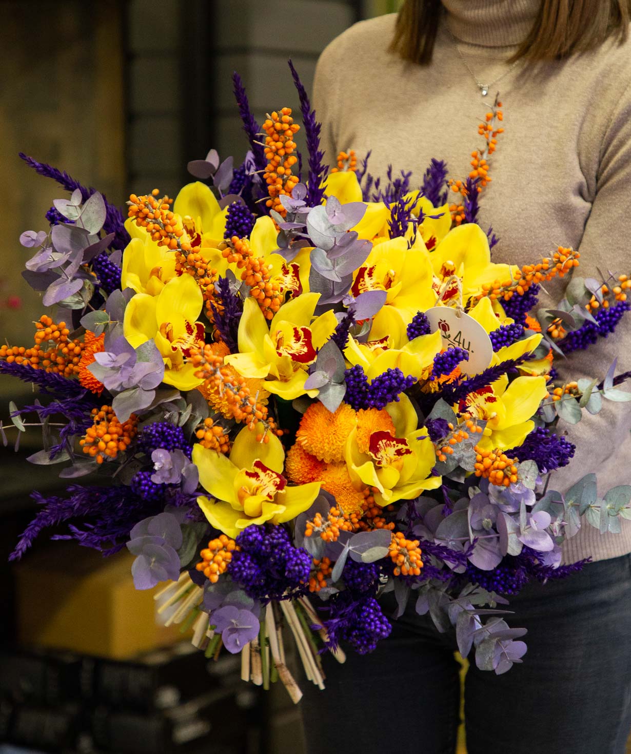 Букет ''Интерлакен'' с орхидеями и хризантемами