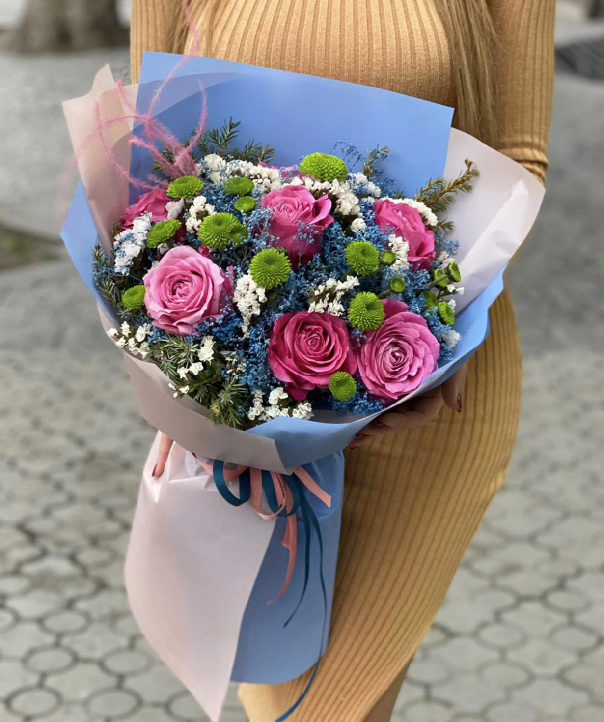 Bouquet `Nianza` with roses and chrysanthemums