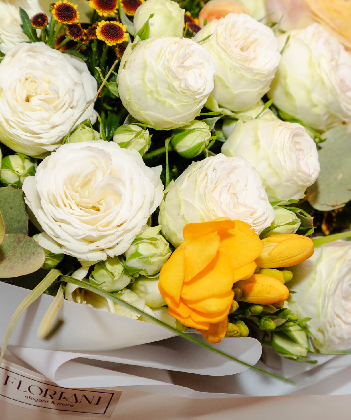 Ծաղկեփունջ «Floriani» փնջային վարդերով և ֆրեզիաներով №19