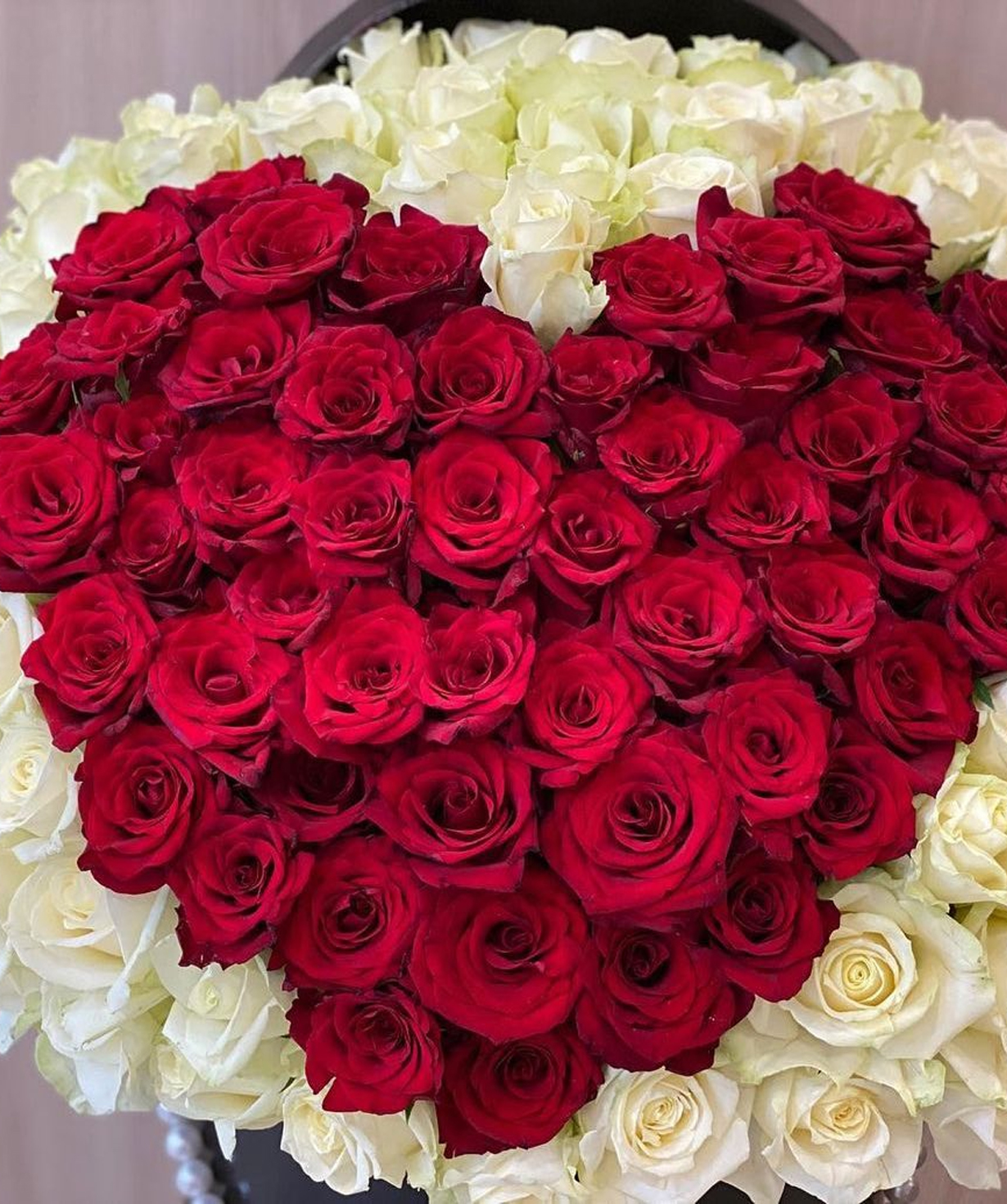 Composition «Ava» with roses