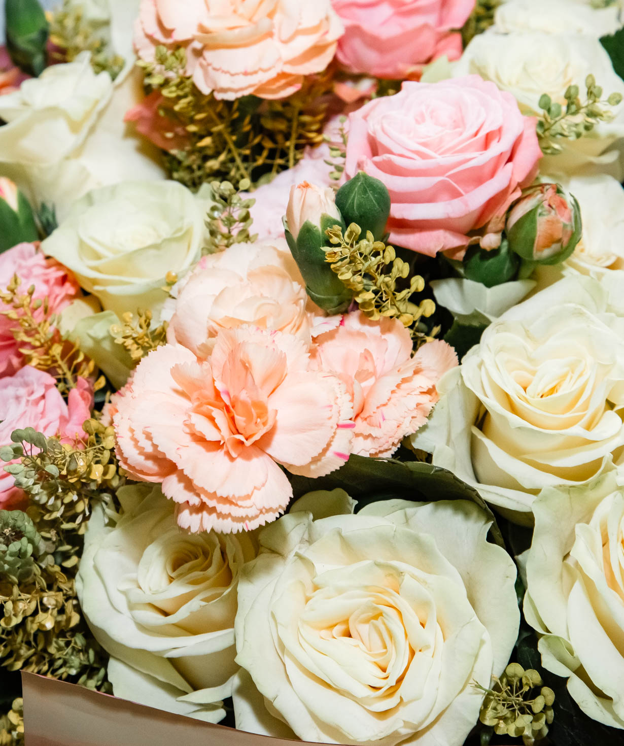 Bouquet «Württemberg» with roses and dianthus