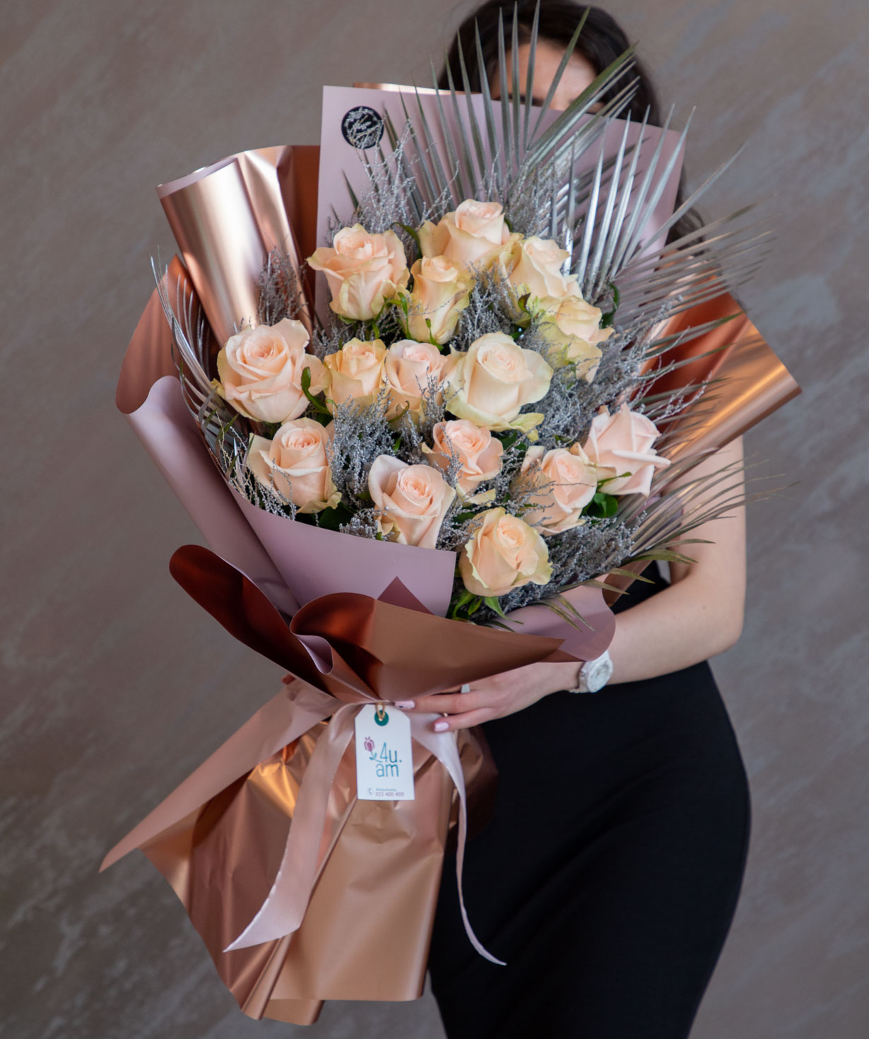Букет `Мейсвилл` с розами и сухоцветами