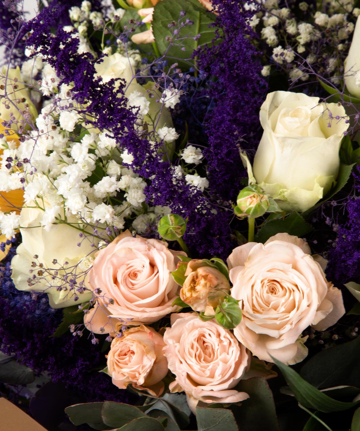 Букет `Кобрин` с розами, орхидеями и гипсафилами