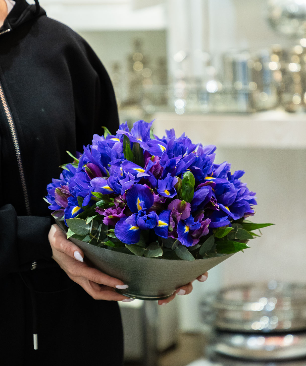 Композиция «Auve» с ирисами и альстромериями