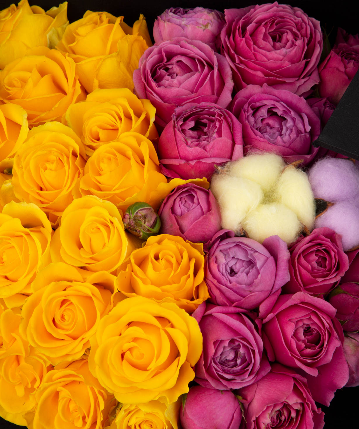 Композиция `Раваби` с цветами и сладостями