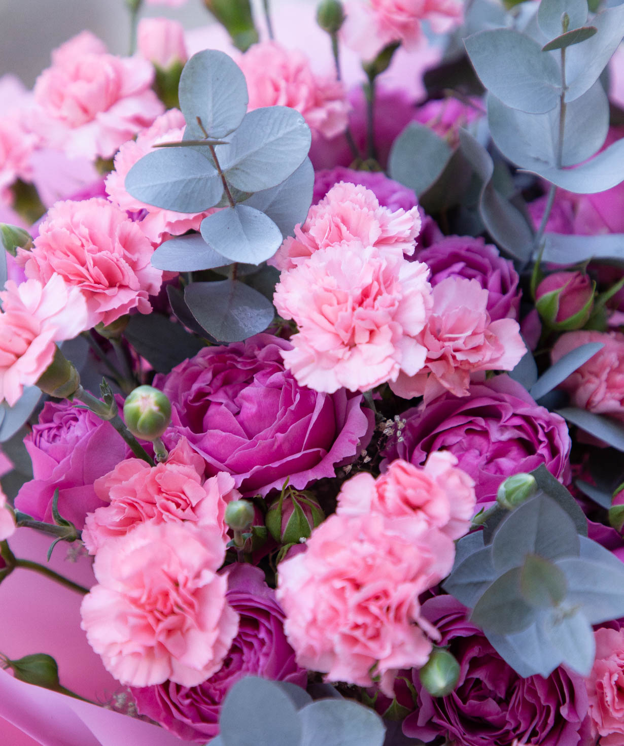 Букет «Клара» с кустовыми розами и гвоздиками
