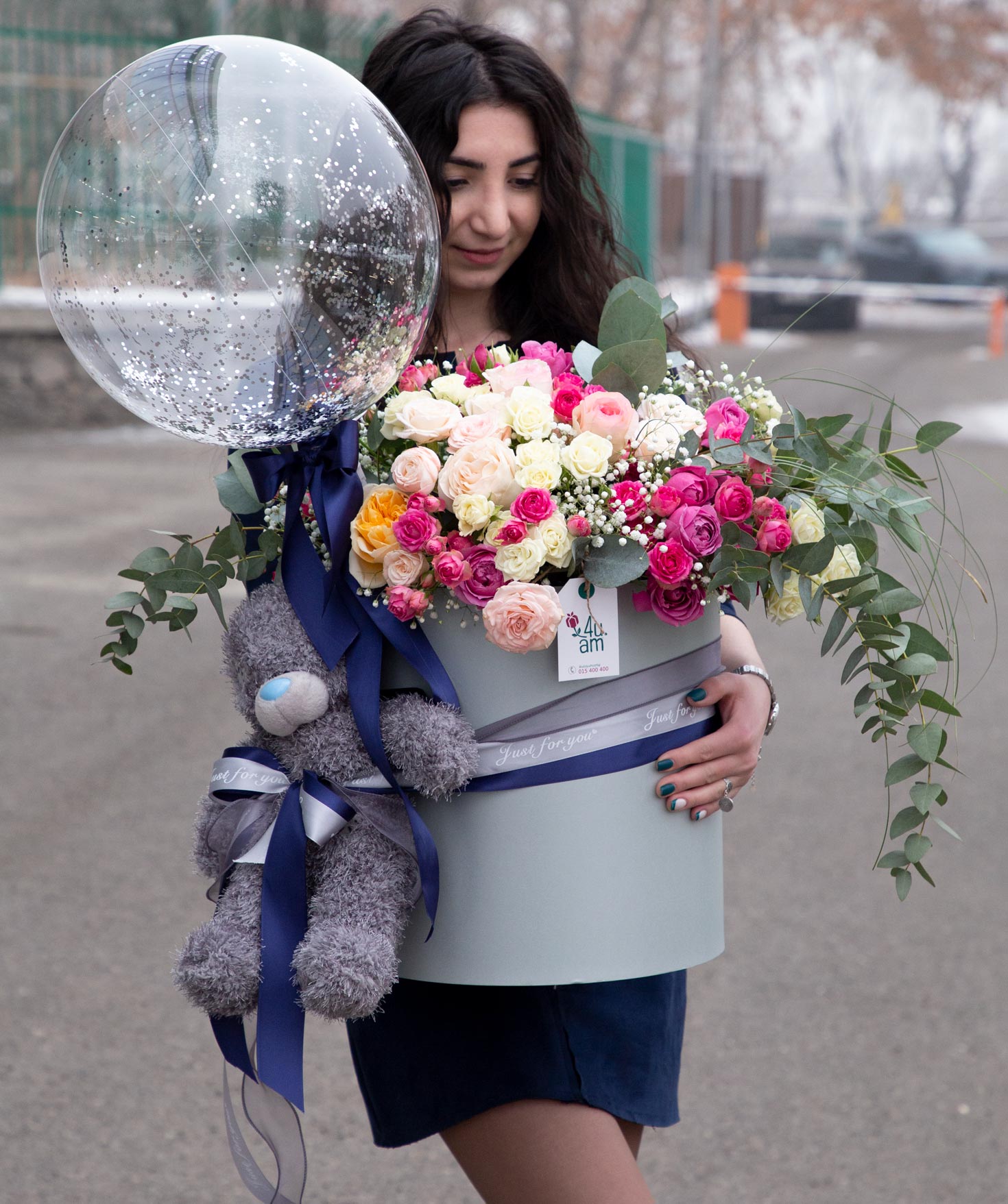 Композиция `Саламауа` с цветами, воздушным шариком и мягкой игрушкой