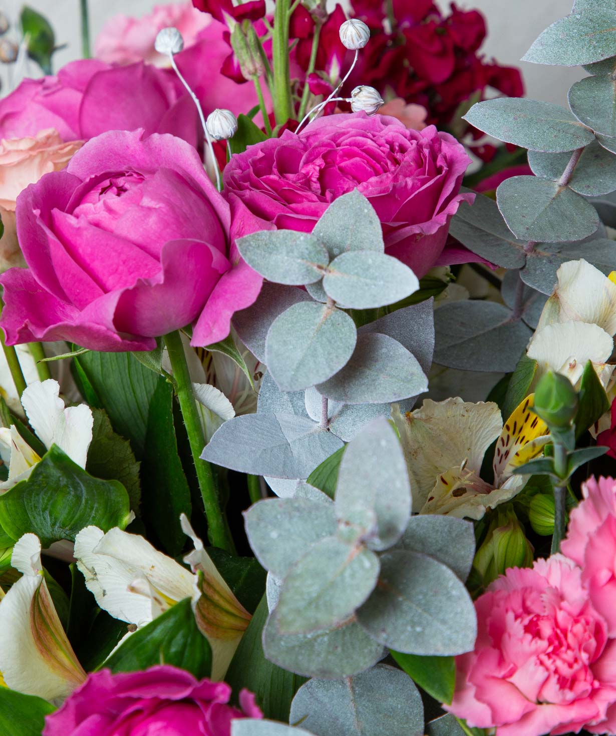 Букет «Вохилейд» с кустовыми розами и маттиолами