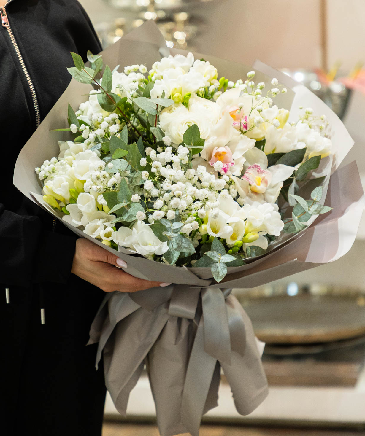 Букет «Aude» с фрезиями и орхидеями