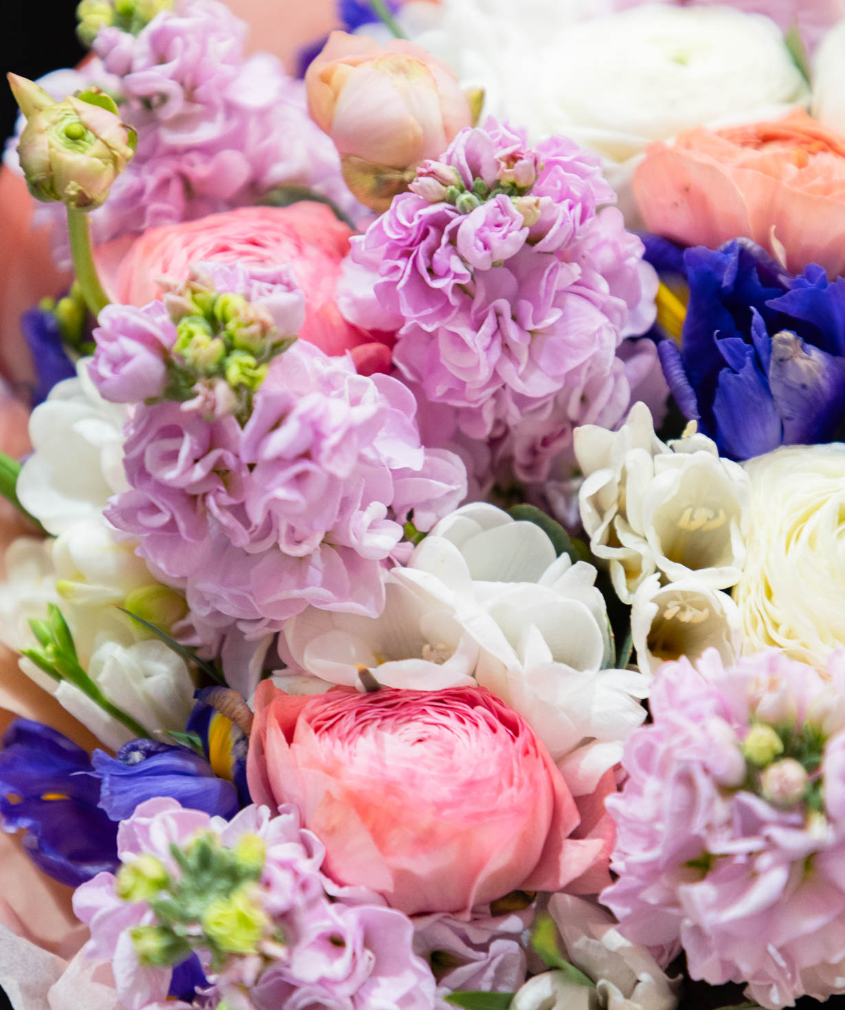 Букет «Barlatte» с лютиками и маттиолами