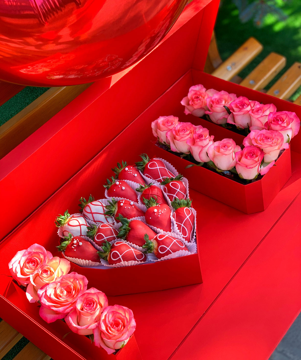 Composition in a box `Sweet Elak` with strawberries and dutch roses
