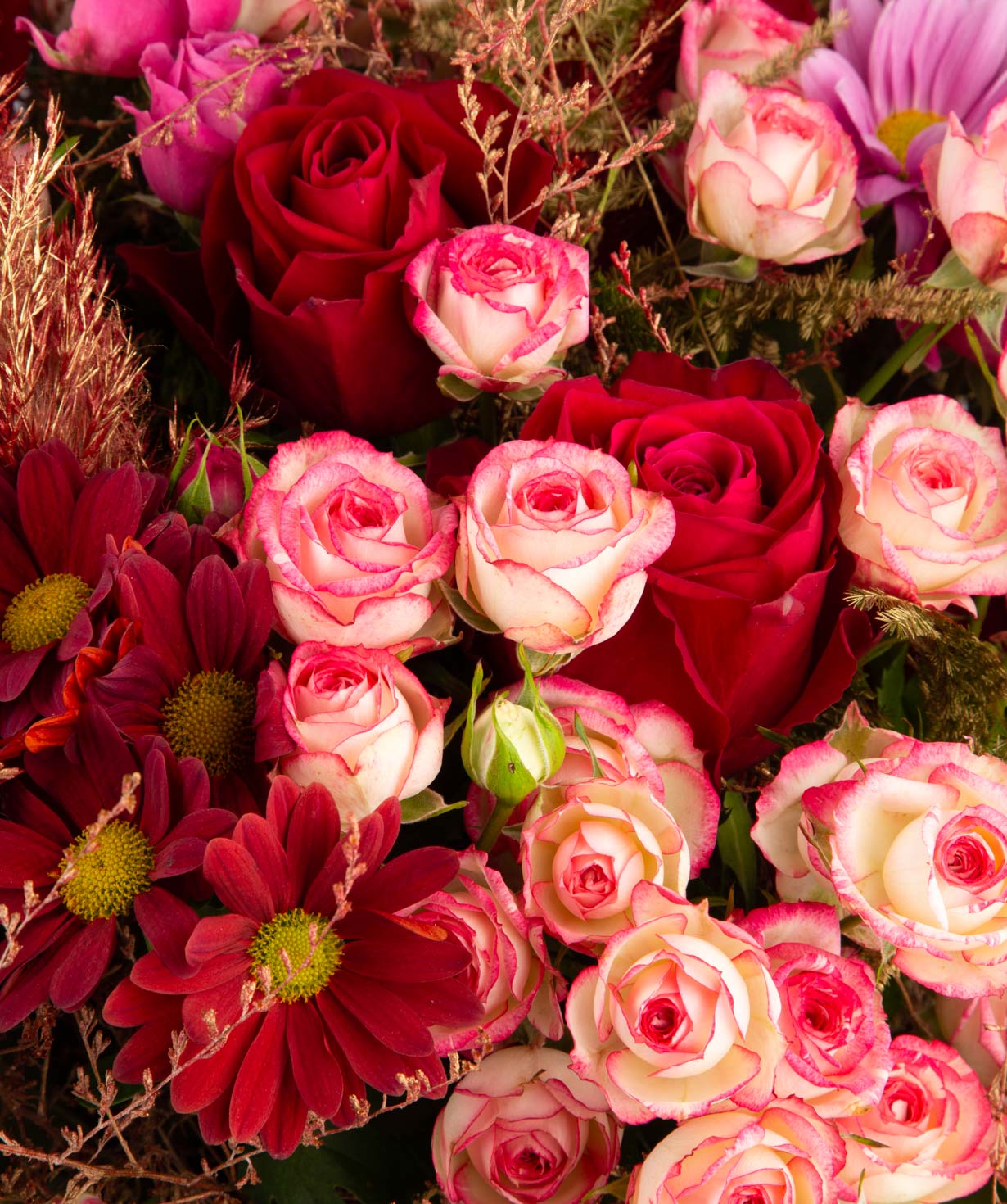 Композиция `Ленсинг` с розами, сухоцветами и хризантемами
