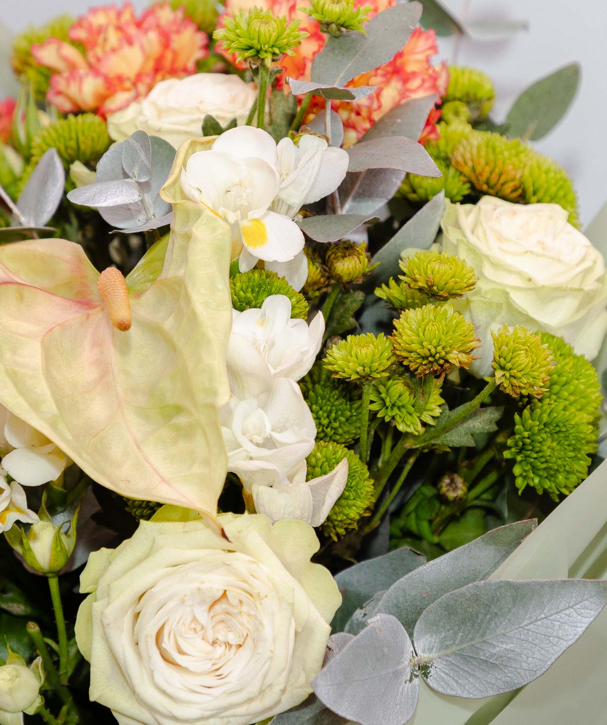 Ծաղկեփունջ «Floriani» փնջային վարդերով և ֆրեզիաներով №22