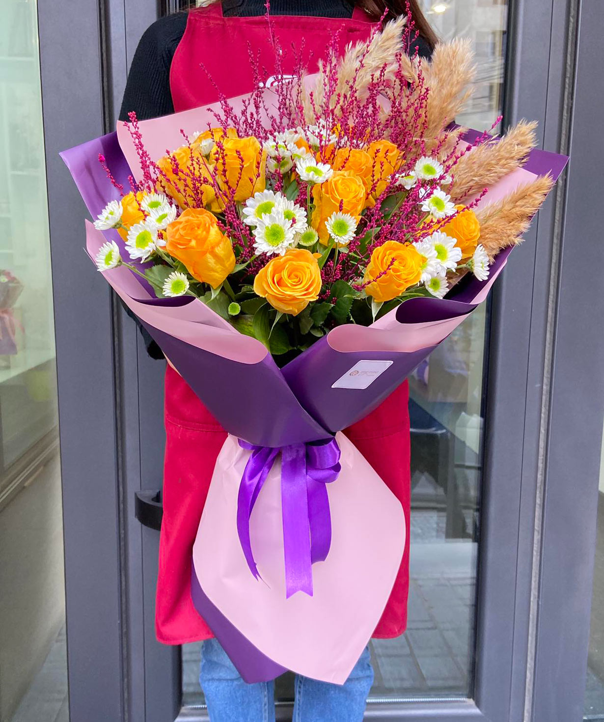 Bouquet `Sandianes` with roses and chrysanthemums