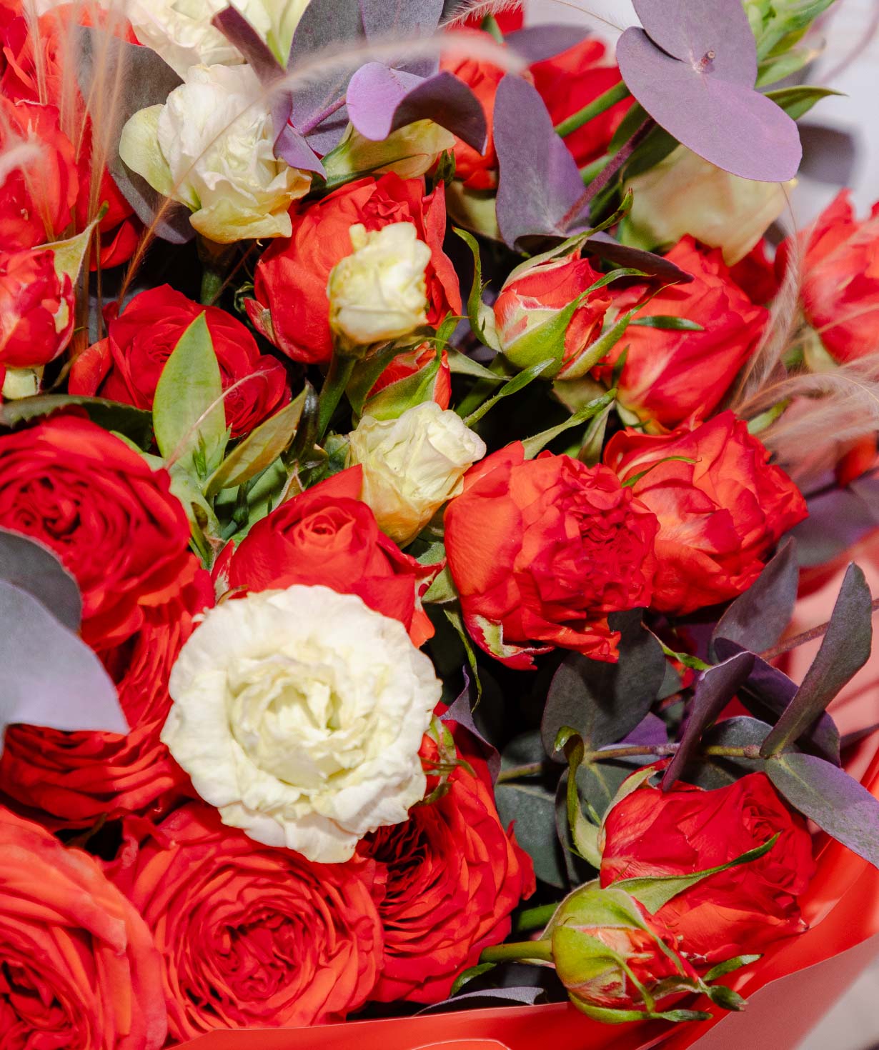 Ծաղկեփունջ «Floriani» փնջային վարդերով և լիզիանտուսներով №26