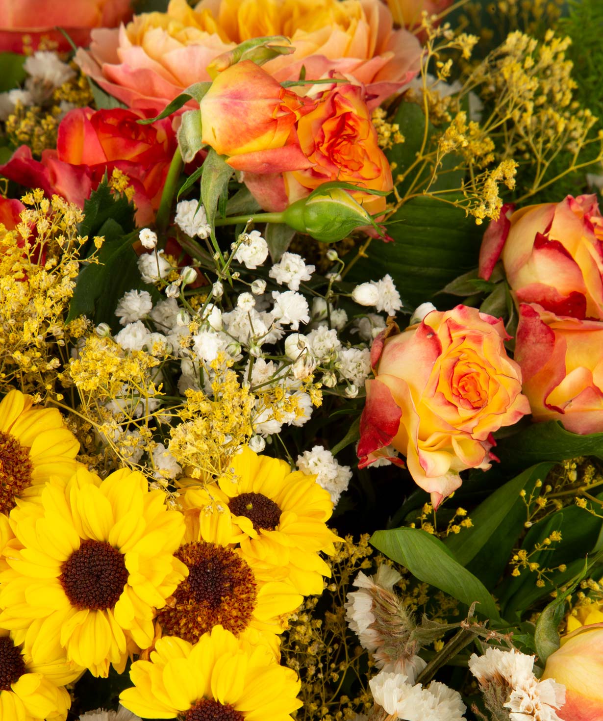 Ծաղկեփունջ «Քեյփ Թաուն» վարդերով, քրիզանթեմներով և գիպսոֆիլիաներով