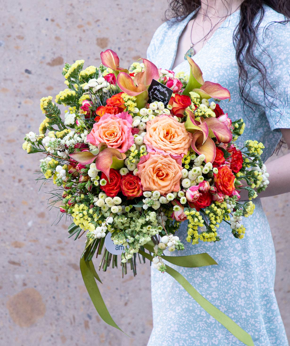 Bouquet `York` with roses, limoniums and callas