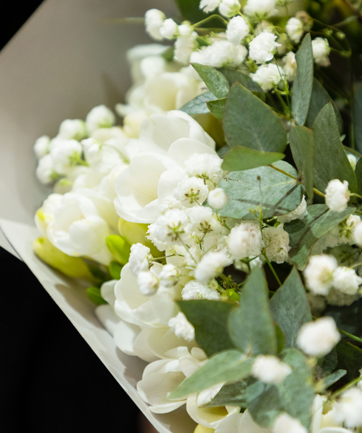 Букет «Aude» с фрезиями и орхидеями