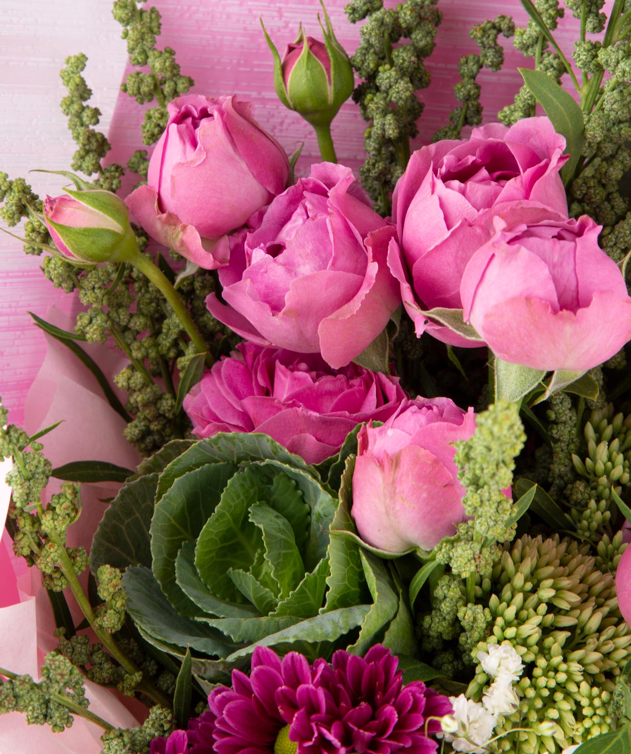 Букет `Келсо` с хризантемами, гипсофилией, пионовидными кустовыми розами