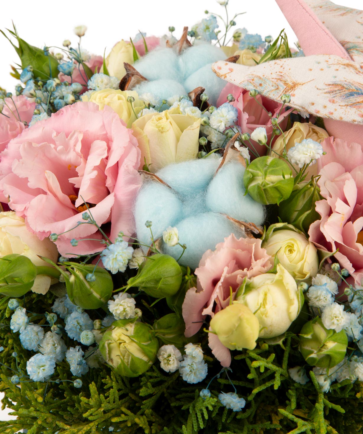 Composition `Niebla` with spray roses and lisianthus
