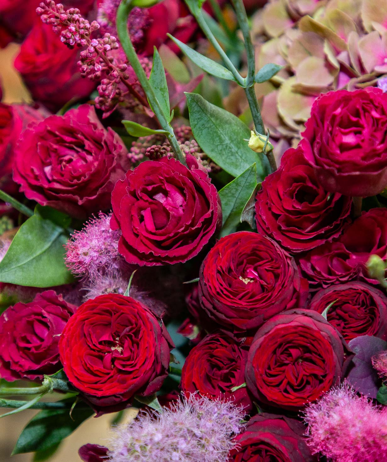 Ծաղկեփունջ «Ատոկոս» փնջային վարդերով և լիզիանտուսներով
