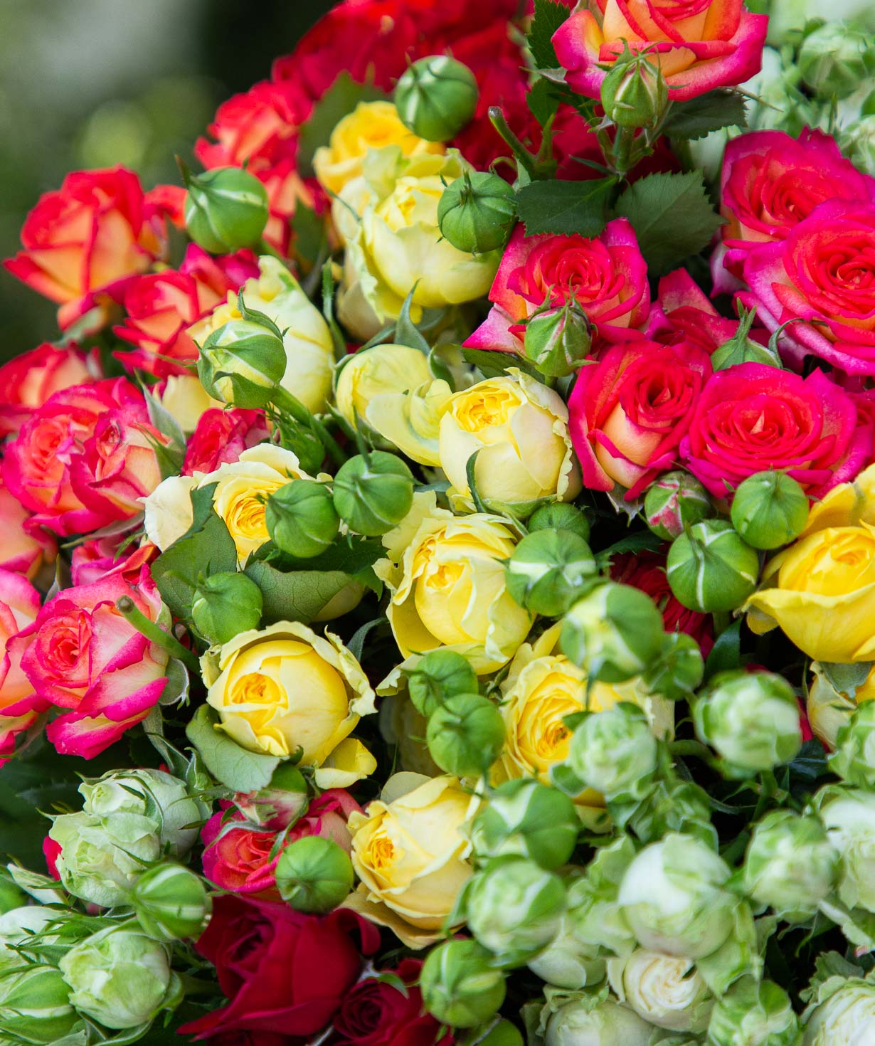 Bouquet ''Ardore'' with spray roses, 70 cm