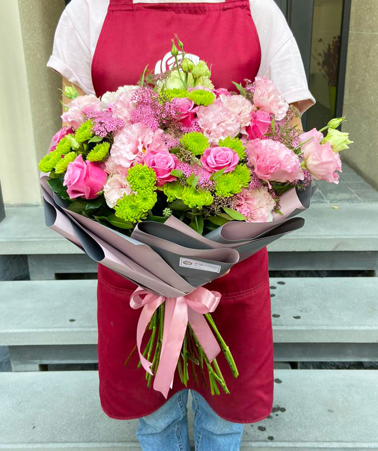Bouquet `Salerno` with roses and lisianthus