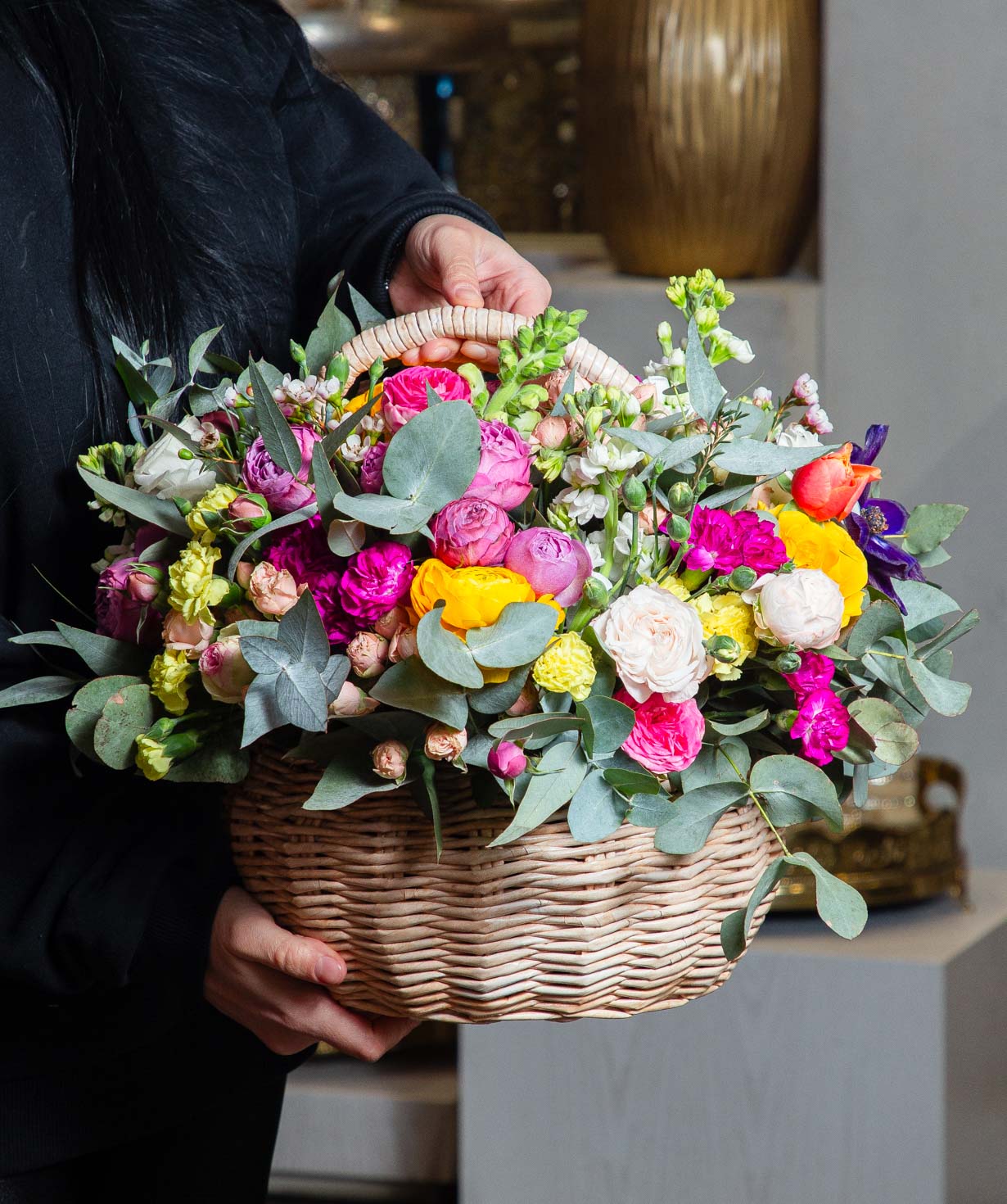 Composition ''Avenue Des Fleurs'' with roses