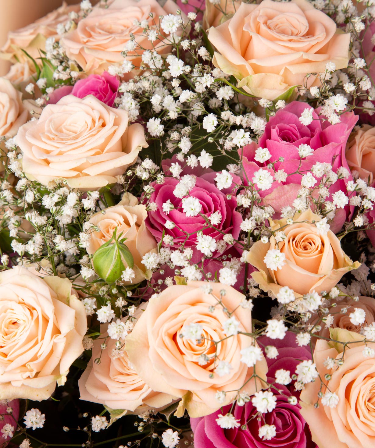 Букет `Кэрнс` с розами и гипсофилой