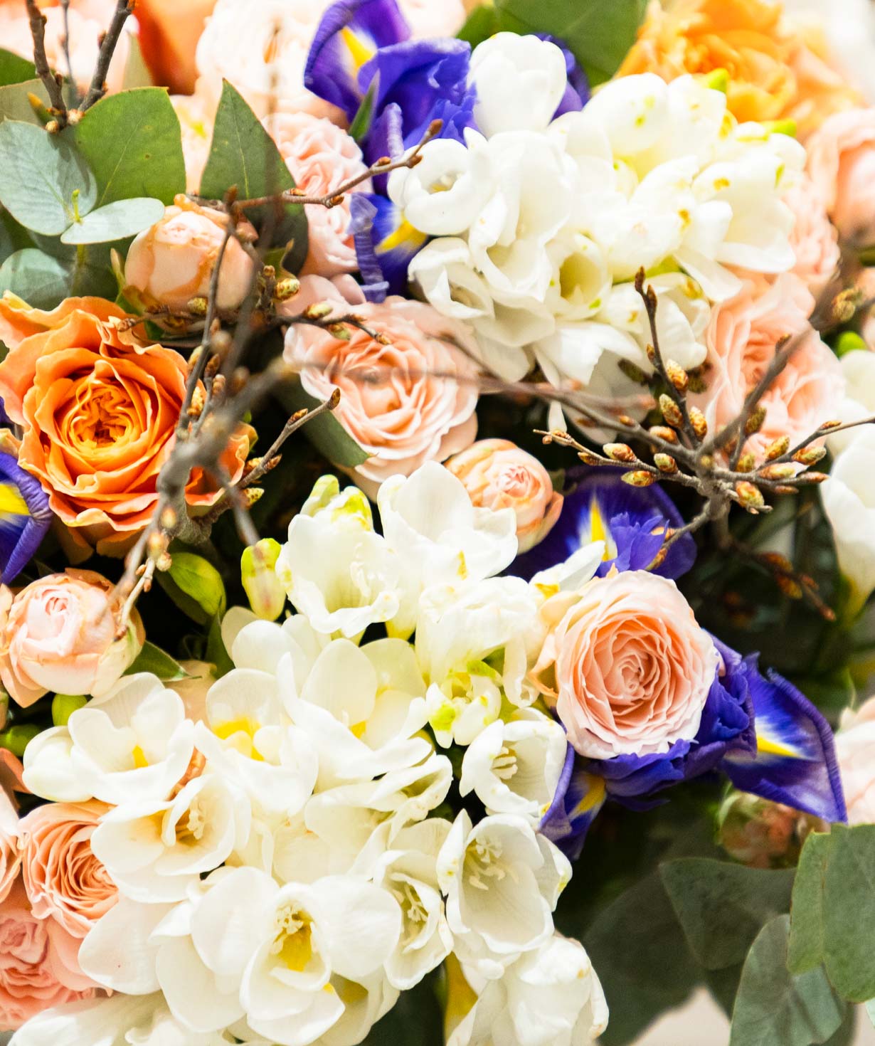 Букет «Aubetin» с розами и фрезиями