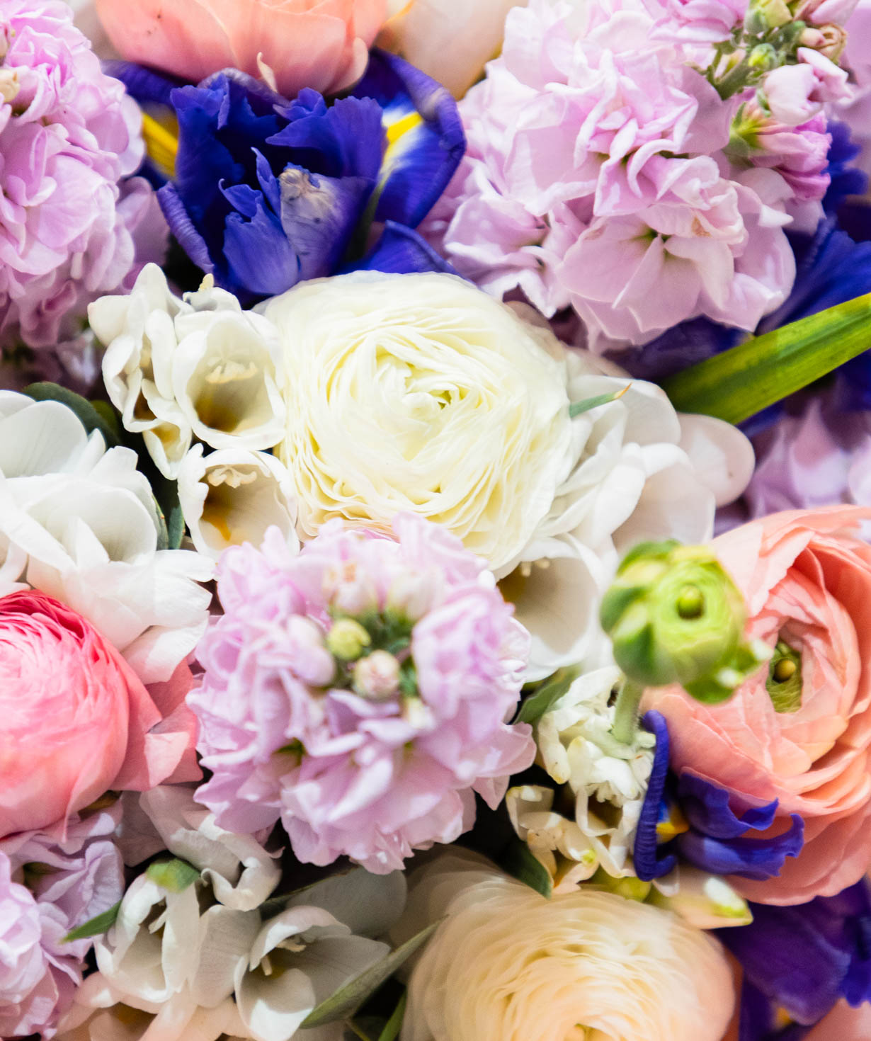 Букет «Barlatte» с лютиками и маттиолами