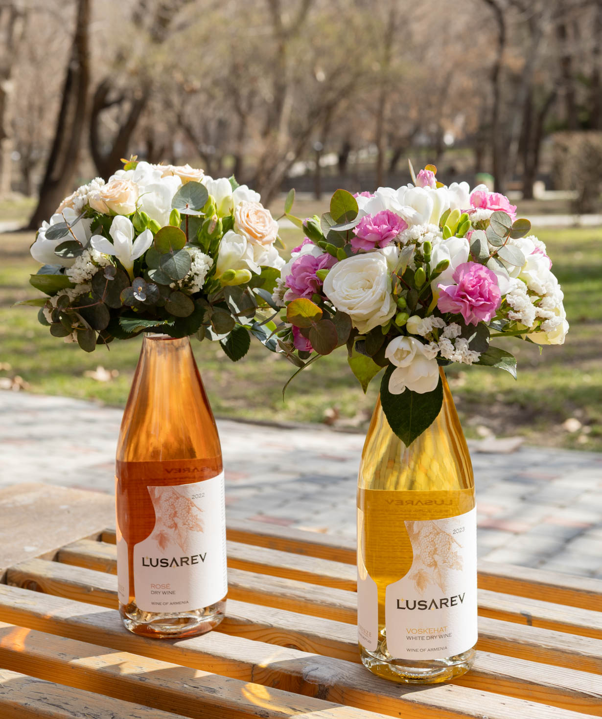 Կոմպոզիցիա «Lusarev Wines» Գինով և ծաղիկներով №2