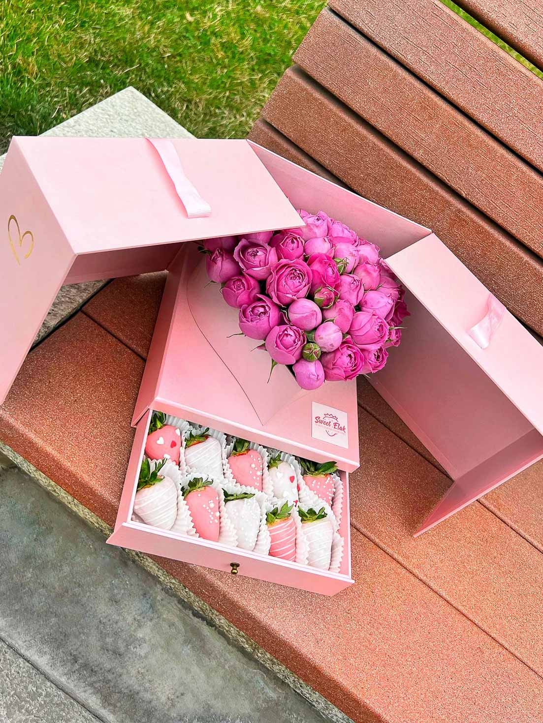 Подарочная коробка ''Sweet Elak'' с розами и клубниками в шоколаде