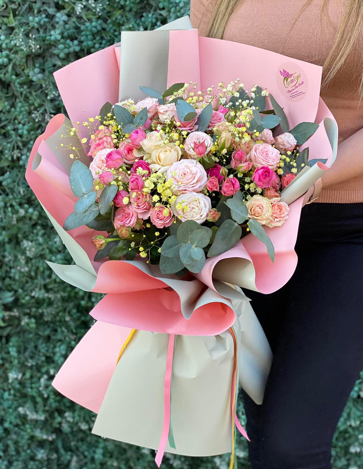 Bouquet `Afrasiab` with roses and gypsophila