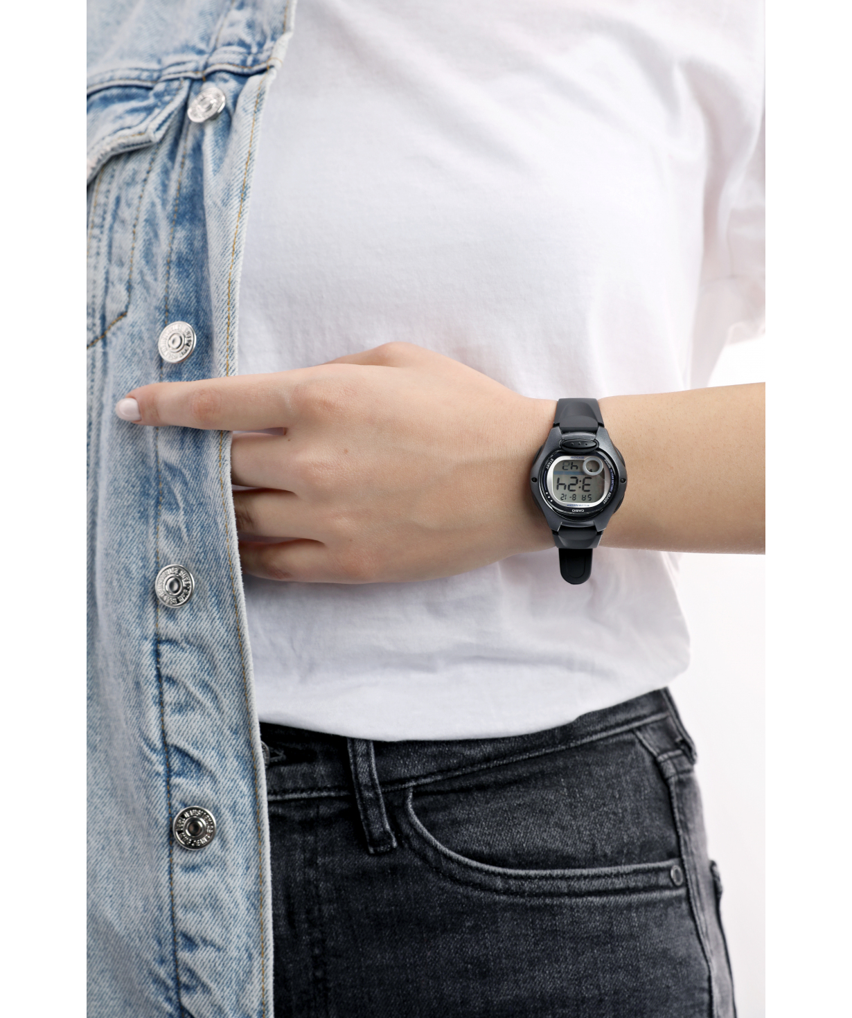 Наручные часы `Casio` LW-200-1BVDF