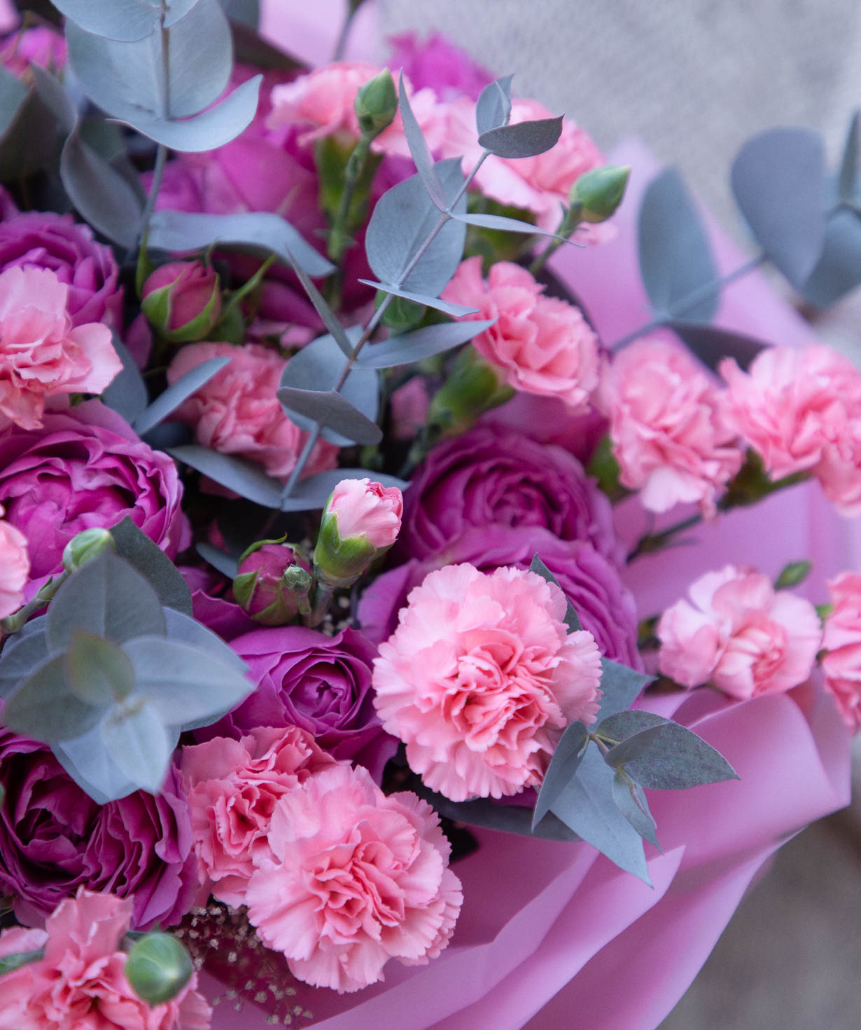 Букет «Клара» с кустовыми розами и гвоздиками