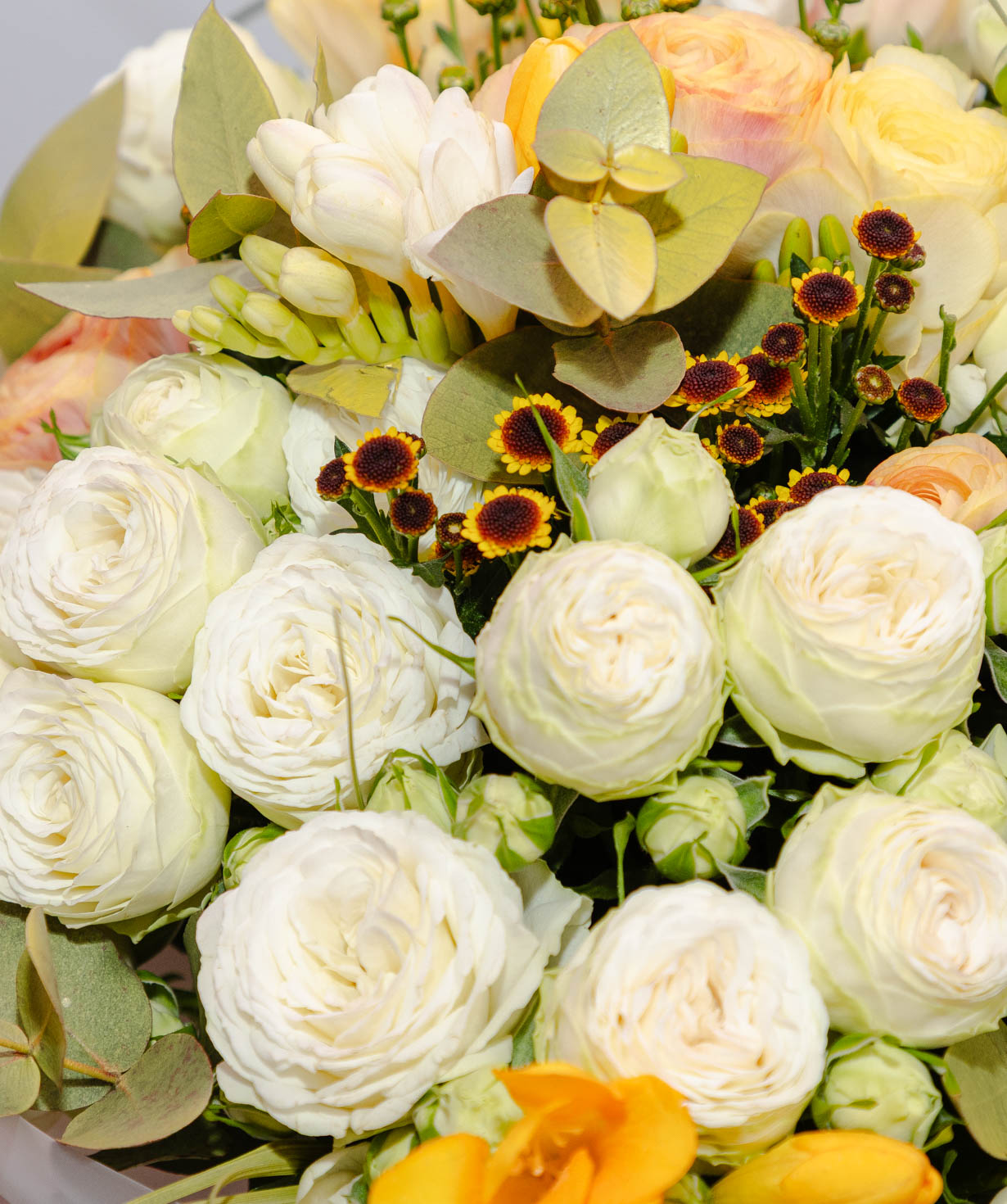 Ծաղկեփունջ «Floriani» փնջային վարդերով և ֆրեզիաներով №19