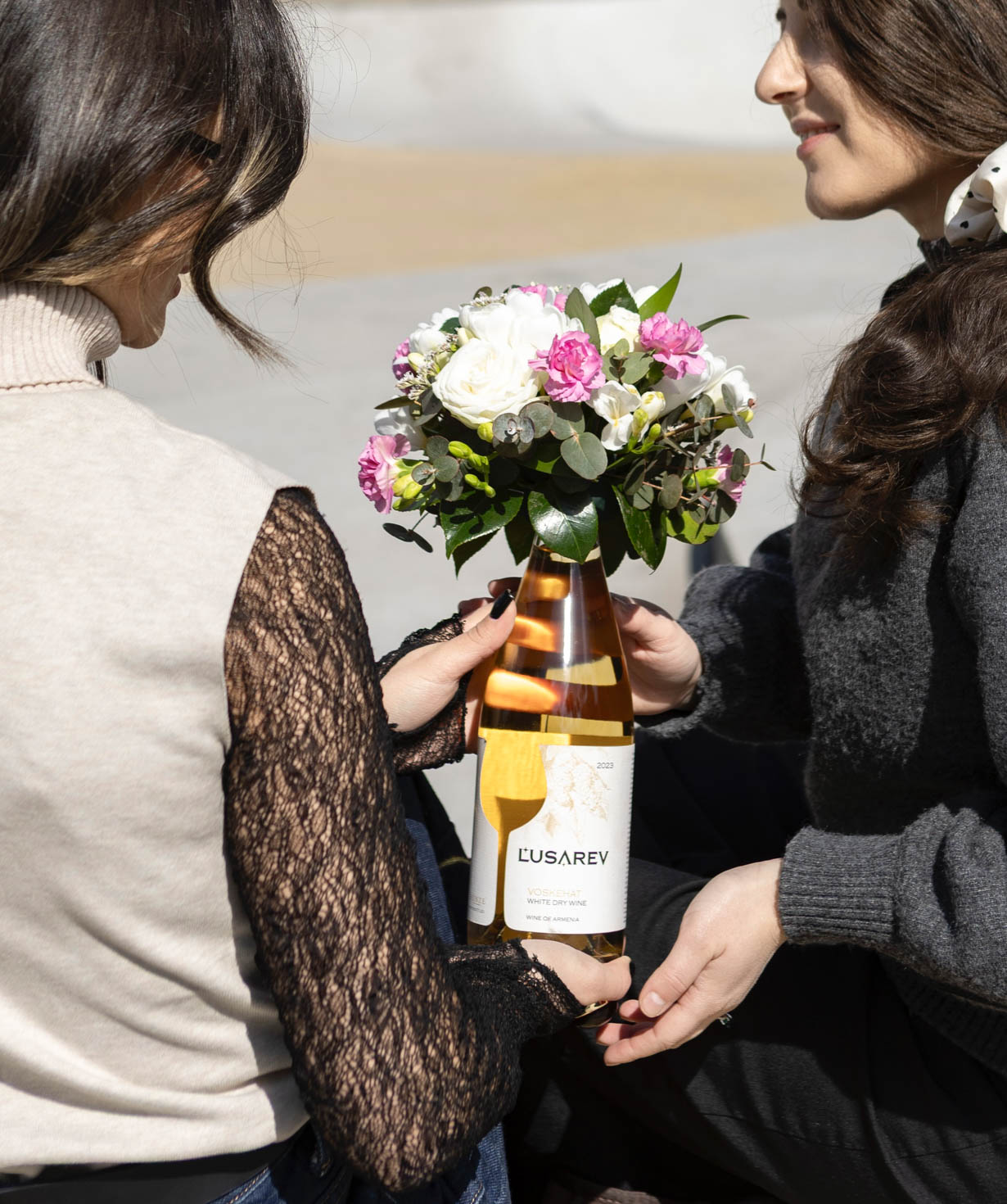 Կոմպոզիցիա «Lusarev Wines» Գինով և ծաղիկներով №2