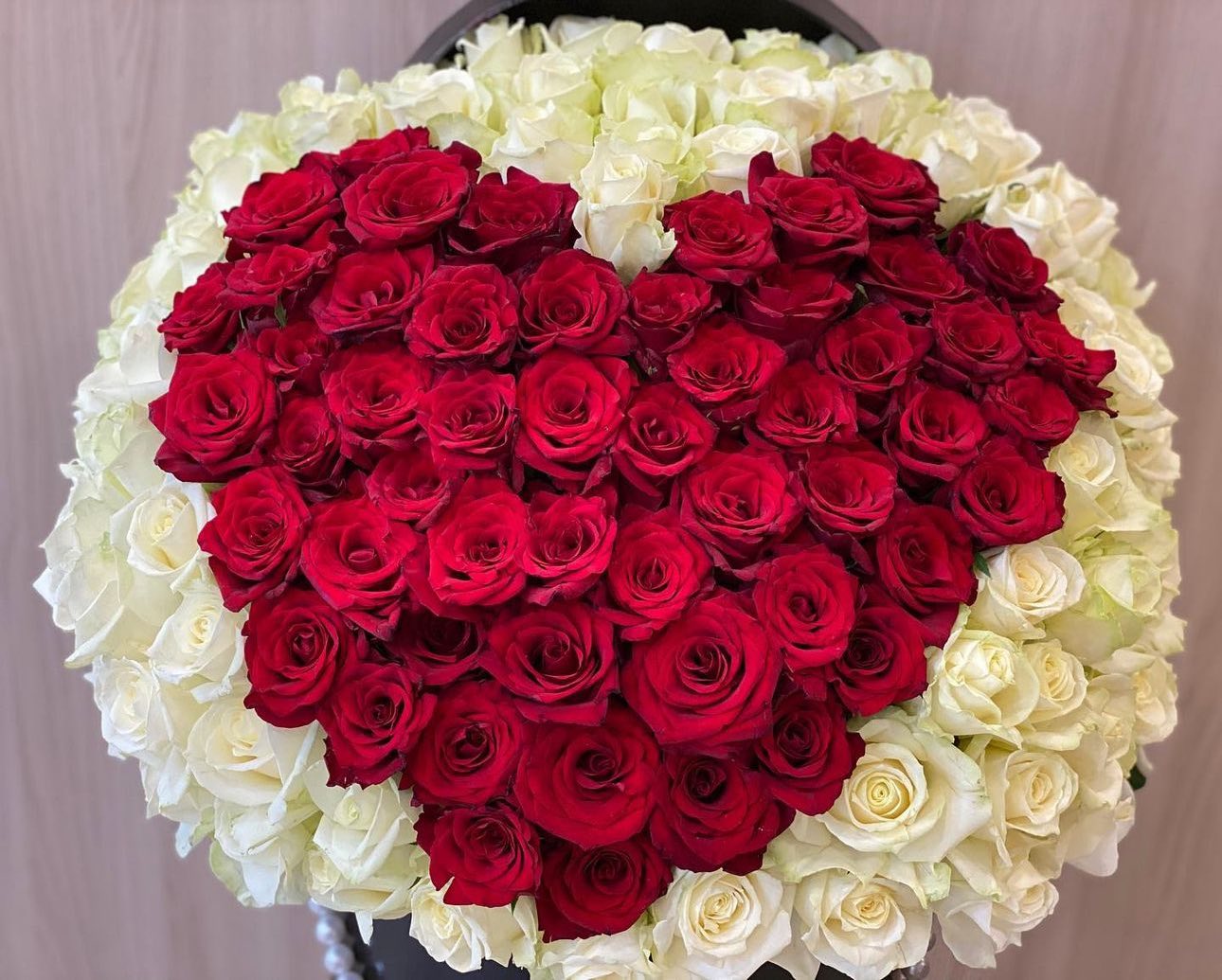 Composition «Ava» with roses