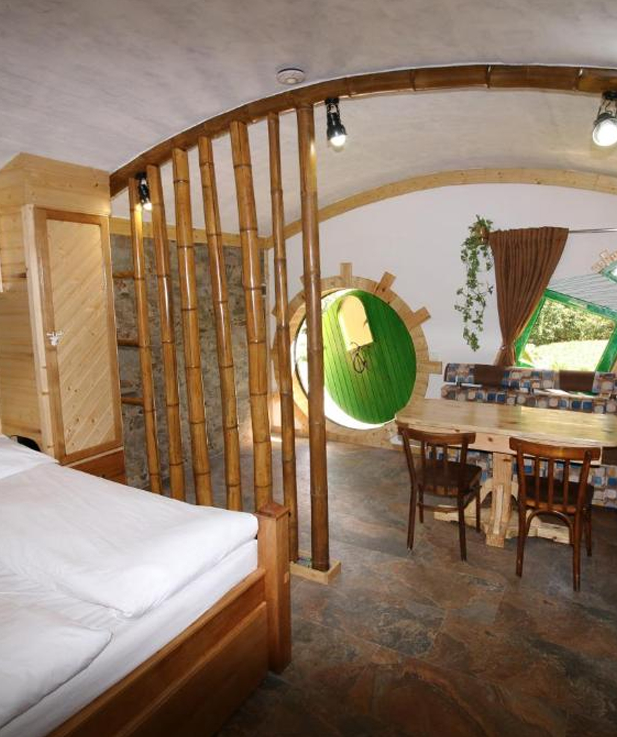 Rest in «Cozy House» hotel, for 5 people, 1 day