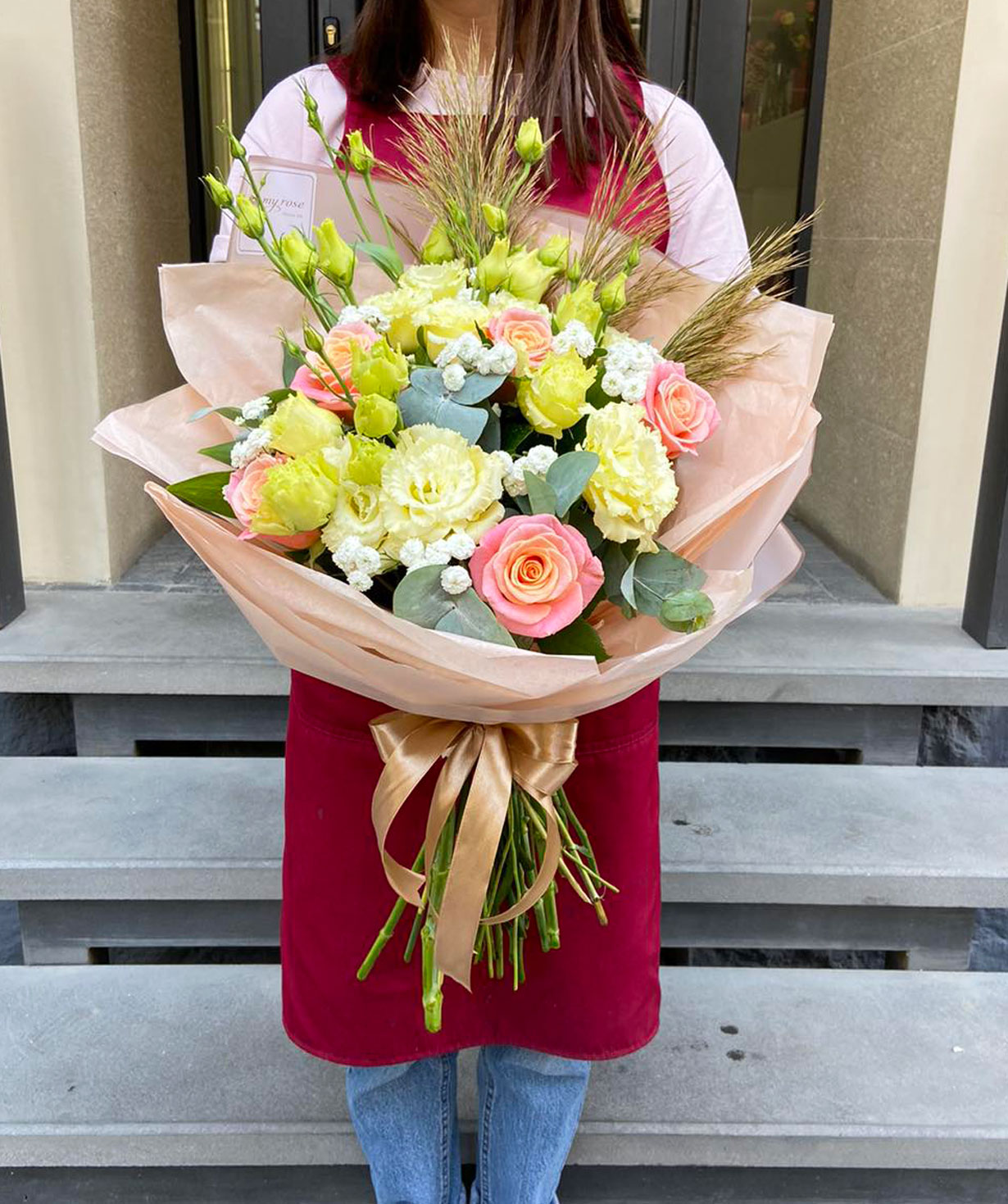 Bouquet `Salisano` with roses and lisianthus