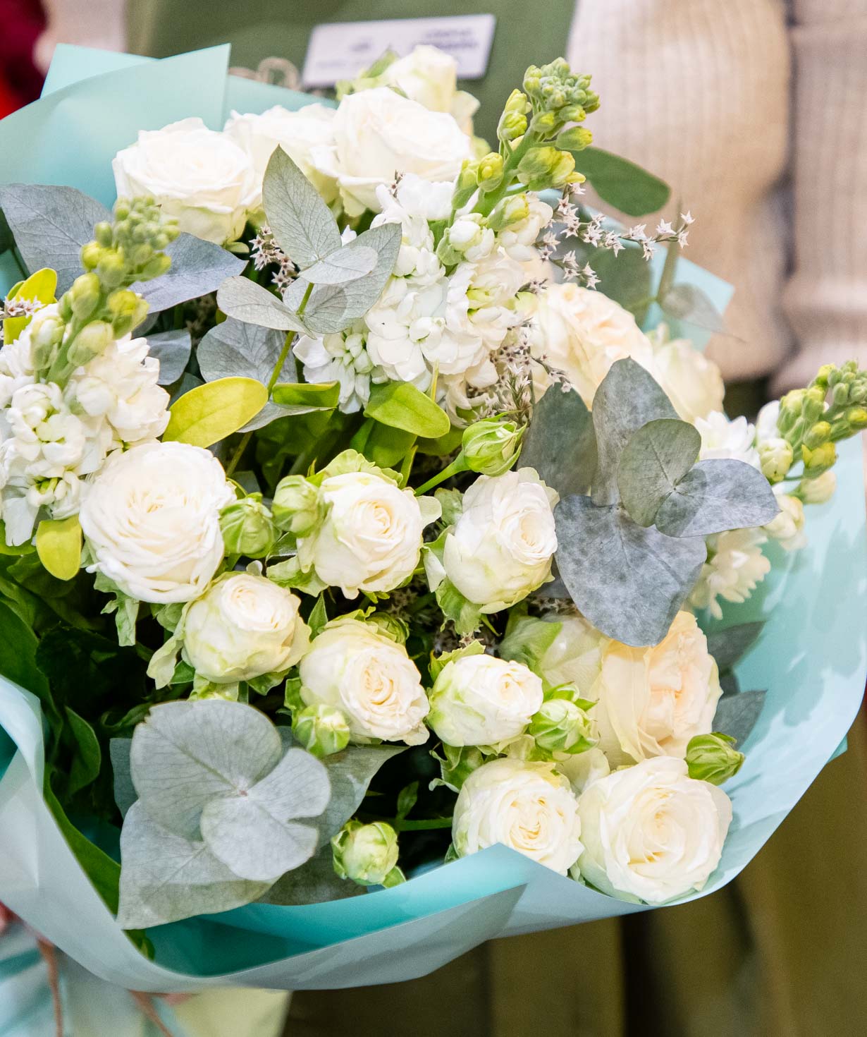 Букет «Навасса» с маттиолами и кустовыми розами