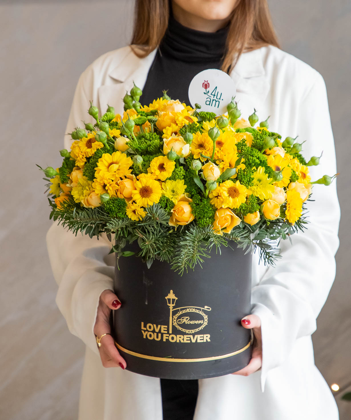 Композиция ''Корновильо'' с кустовыми розами и сухоцветами