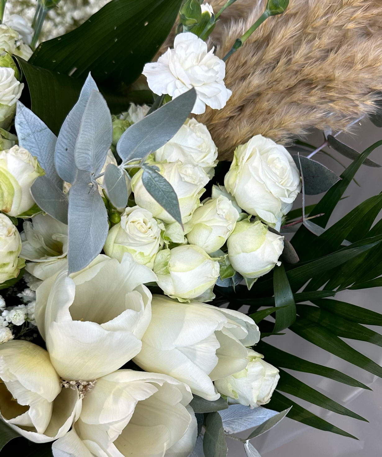 Букет «Рунне» с кустовыми розами и тюльпанами